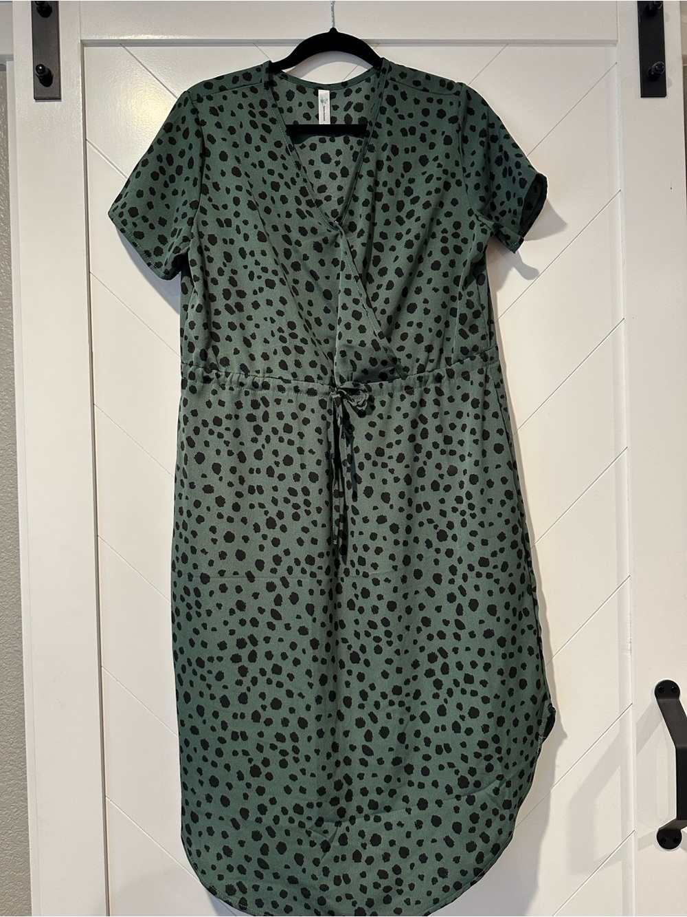 Short-Sleeve Green Midi Dress with Black Spot Print and Tie Waist